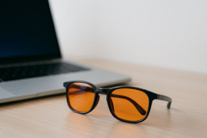 Sinivalolasit pöydällä