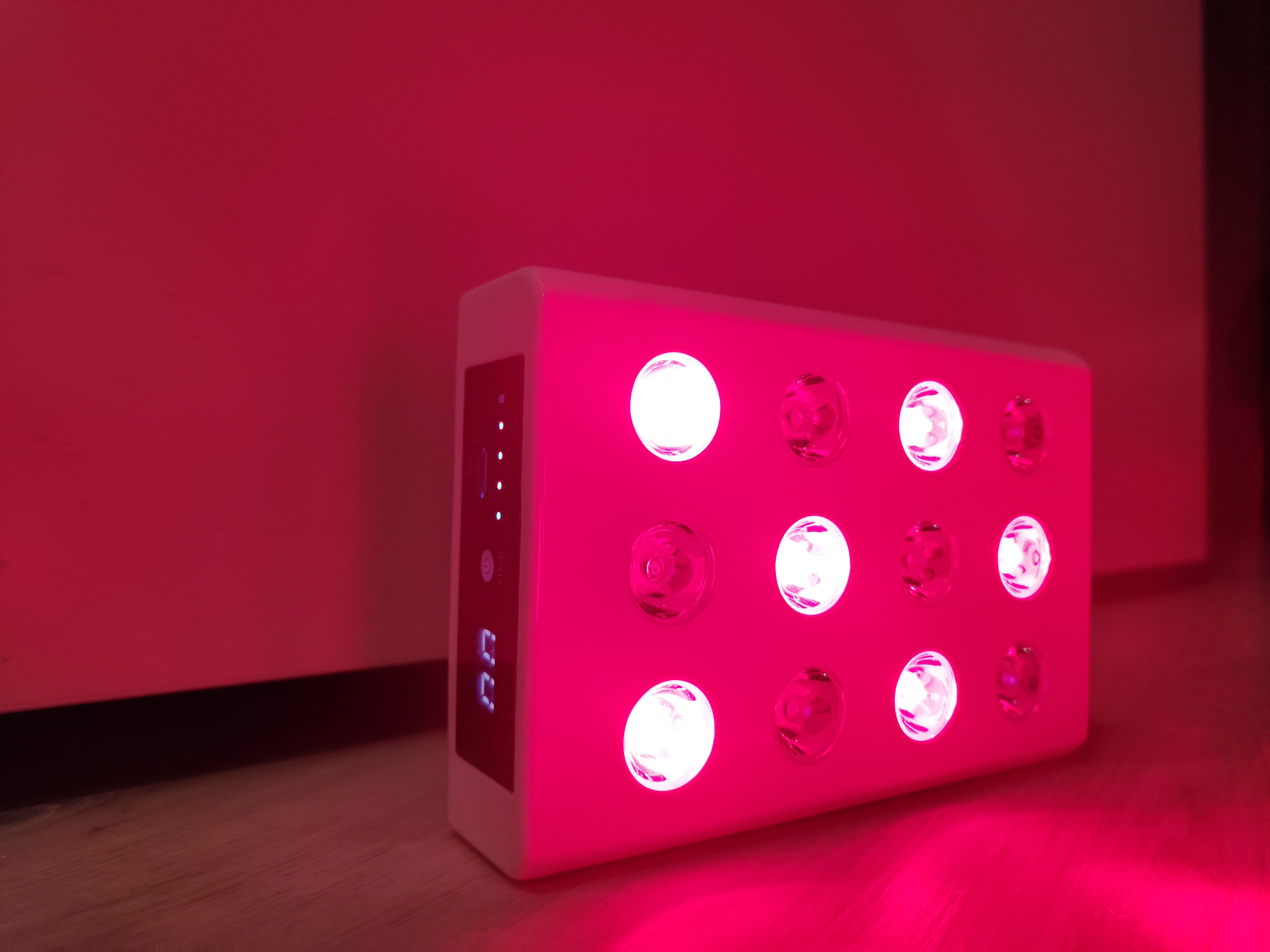 Punavalolaite lattialla